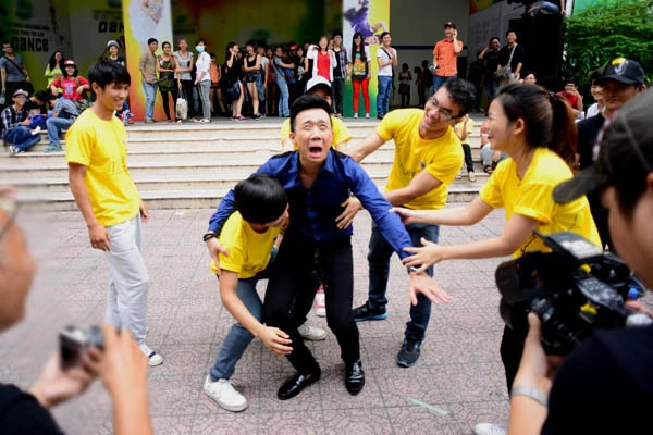 Khi 'hạ cánh' an toàn, Trấn Thành thở phào nhẹ nhõm và hài hước nói: 'Cảm ơn các em, anh vẫn còn sống' khiến mọi người cười nghiêng ngả. Khi 'hạ cánh' an toàn, Trấn Thành thở phào nhẹ nhõm và hài hước nói: 'Cảm ơn các em, anh vẫn còn sống' khiến mọi người cười nghiêng ngả.