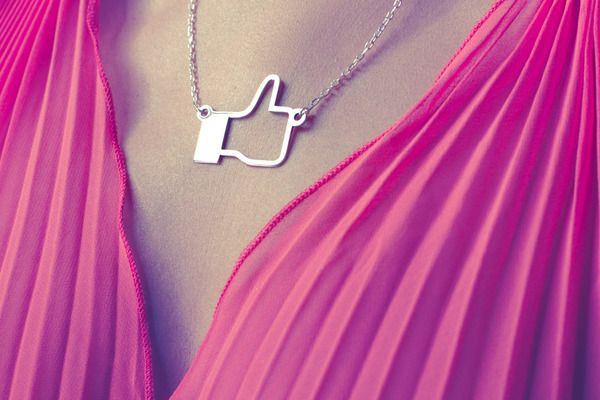 Dây chuyền bạc với bàn tay biểu tượng của nút "Like" trên Facebook. Dây chuyền bạc với bàn tay biểu tượng của nút "Like" trên Facebook.