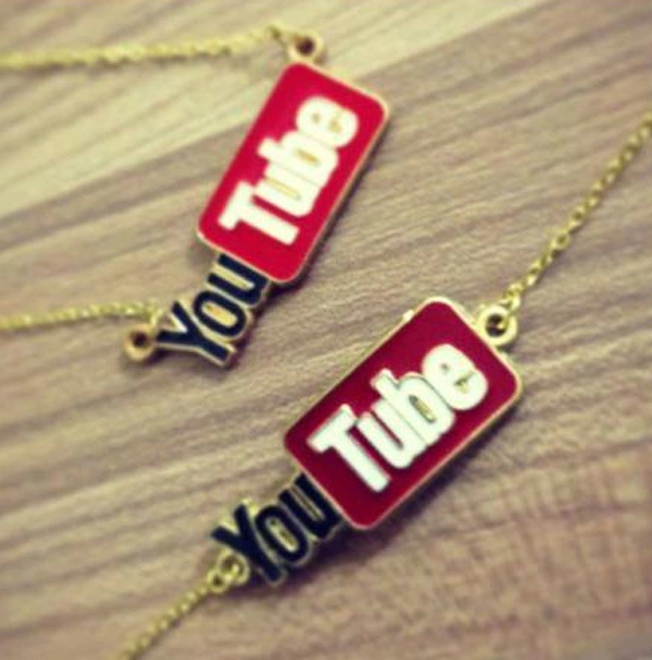 Ngoài Facebook, mặt dây có hình mạng chia sẻ video YouTube cũng được yêu thích. Ngoài Facebook, mặt dây có hình mạng chia sẻ video YouTube cũng được yêu thích.