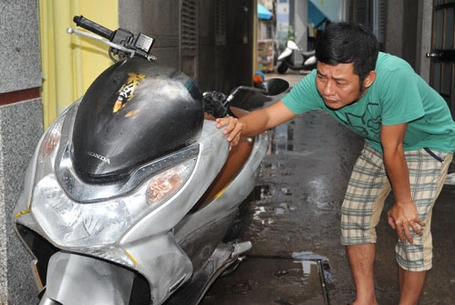 Tôi thừa nhận thay đổi màu sắc xe là sai. Nhưng nhờ đặc thù đó mà tôi nhận lại xe. Tôi cho rằng không nên nặng vấn đề bề ngoài, quan trọng là anh đi đường phải đúng luật. Tôi mong rằng kẻ gian không nên dòm ngó tôi nữa. Tôi bị mất đồ nhiều quá rồi. Nghệ sĩ như tôi không nhiều tiền đâu, Tấn Beo nói. Tôi thừa nhận thay đổi màu sắc xe là sai. Nhưng nhờ đặc thù đó mà tôi nhận lại xe. Tôi cho rằng không nên nặng vấn đề bề ngoài, quan trọng là anh đi đường phải đúng luật. Tôi mong rằng kẻ gian không nên dòm ngó tôi nữa. Tôi bị mất đồ nhiều quá rồi. Nghệ sĩ như tôi không nhiều tiền đâu, Tấn Beo nói.