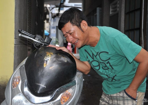 Đến 16h cùng ngày, anh lại nhận điện thoại từ số khác nhưng giọng của người đàn ông ban đầu. Chủ điện thoại bảo anh qua quận 2, phía bên kia hầm Thủ Thiêm nhận xe. Dầm mưa chạy qua, chủ điện thoại đã chỉ địa điểm, anh thấy xe mình dựng bên lề đường vắng. Đến 16h cùng ngày, anh lại nhận điện thoại từ số khác nhưng giọng của người đàn ông ban đầu. Chủ điện thoại bảo anh qua quận 2, phía bên kia hầm Thủ Thiêm nhận xe. Dầm mưa chạy qua, chủ điện thoại đã chỉ địa điểm, anh thấy xe mình dựng bên lề đường vắng.