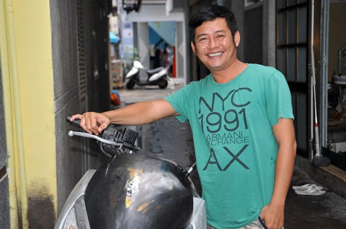 Nghệ sĩ Tấn Beo cho biết, sau khi thông tin con Beo của anh bị mất trộm đăng tải trên VnExpress.net, trưa 5/7 có người đàn ông đã chủ động liên lạc bằng số khuyến mại để trả lại xe máy cho anh. Người đàn ông giấu mặt cho anh biết đã mua lại xe với kết cấu bên ngoài bị thay đổi với giá 10 triệu đồng. Dù vui mừng nhưng tôi cứ tưởng ai đó biết tin rồi gọi đùa cợt với mình, chứ không ngờ đó là thật, Tấn Beo chia sẻ. Nghệ sĩ Tấn Beo cho biết, sau khi thông tin con Beo của anh bị mất trộm đăng tải trên VnExpress.net, trưa 5/7 có người đàn ông đã chủ động liên lạc bằng số khuyến mại để trả lại xe máy cho anh. Người đàn ông giấu mặt cho anh biết đã mua lại xe với kết cấu bên ngoài bị thay đổi với giá 10 triệu đồng. Dù vui mừng nhưng tôi cứ tưởng ai đó biết tin rồi gọi đùa cợt với mình, chứ không ngờ đó là thật, Tấn Beo chia sẻ.