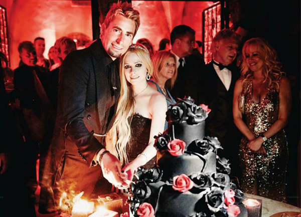 Avril Lavigne và Chad cùng cắt chiếc bánh cưới đặc biệt. Avril Lavigne và Chad cùng cắt chiếc bánh cưới đặc biệt.