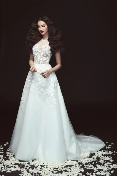 chất liệu chính là Ren ,lưới cùng với kỹ thuật dựng phom dáng cứng,kính kết thủ công ....đây là những bộ trang phục nằm trong BST cưới mới nhất của NTK Chung Thanh Phong chất liệu chính là Ren ,lưới cùng với kỹ thuật dựng phom dáng cứng,kính kết thủ công ....đây là những bộ trang phục nằm trong BST cưới mới nhất của NTK Chung Thanh Phong