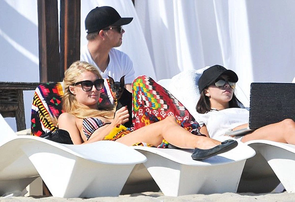 Paris Hilton tận hưởng kỳ nghỉ cuối tuần cùng bạn trai - "phi công trẻ" 21 tuổi River Viiperi và chú chó cưng của cô. Paris Hilton tận hưởng kỳ nghỉ cuối tuần cùng bạn trai - "phi công trẻ" 21 tuổi River Viiperi và chú chó cưng của cô.