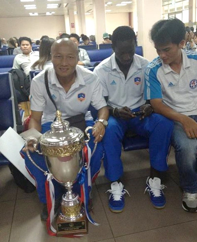 Đội trưởng Cao Xuân Thắng (Quảng Nam) bên chiếc Cup hạng Nhất vừa giành được sau trận đấu với An Giang. Đội trưởng Cao Xuân Thắng (Quảng Nam) bên chiếc Cup hạng Nhất vừa giành được sau trận đấu với An Giang.