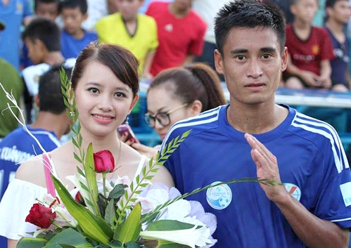 Cô vợ xinh đẹp tới sân chúc mừng Vũ Minh Tuấn cùng đội Than Quảng Ninh lên hạng V-League sau khi đánh bại Cần Thơ 3-0 cuối tuần qua. Cô vợ xinh đẹp tới sân chúc mừng Vũ Minh Tuấn cùng đội Than Quảng Ninh lên hạng V-League sau khi đánh bại Cần Thơ 3-0 cuối tuần qua.