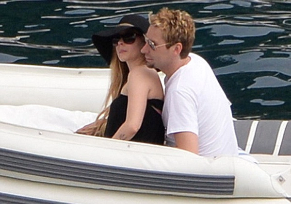 avril1-877357-1373337233_600x0.jpg