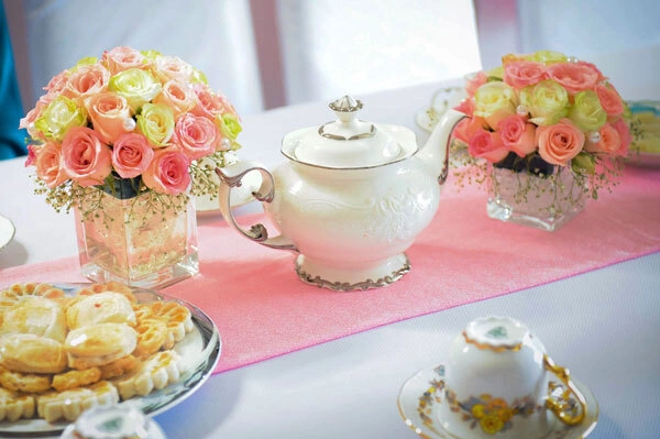 Các nghi thức truyền thống đều diễn ra tại nhà cô dâu theo đúng văn hóa cưới hỏi của người Việt Nam. Kim Phượng chia sẻ, cô góp công chuẩn bị nhiều cho lễ ăn hỏi, từ mua sắm phụ kiện, trang trí... Miss Ngôi Sao chọn tông màu chủ đạo là hồng nhẹ nhàng khi trang trí không gian gia đình. Các nghi thức truyền thống đều diễn ra tại nhà cô dâu theo đúng văn hóa cưới hỏi của người Việt Nam. Kim Phượng chia sẻ, cô góp công chuẩn bị nhiều cho lễ ăn hỏi, từ mua sắm phụ kiện, trang trí... Miss Ngôi Sao chọn tông màu chủ đạo là hồng nhẹ nhàng khi trang trí không gian gia đình.