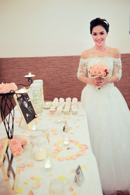 Cô dâu Kim Phượng chia sẻ, hai người đã có một thời gian gắn bó đủ thấu hiểu để nghĩ tới chuyện hôn nhân. Cô dâu Kim Phượng chia sẻ, hai người đã có một thời gian gắn bó đủ thấu hiểu để nghĩ tới chuyện hôn nhân.