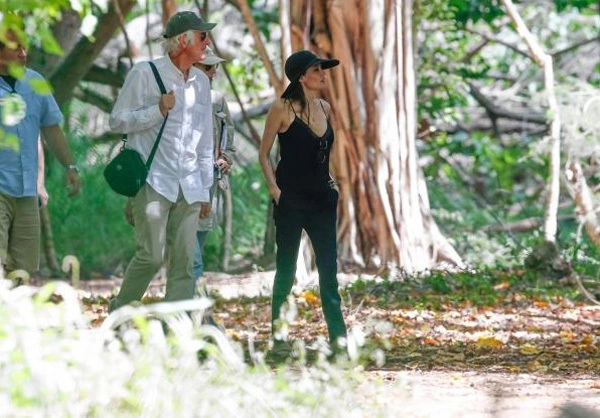 Hôm thứ hai (8/7), Angelina Jolie cùng một số trợ lý đi khảo sát địa điểm quay phim. Hôm thứ hai (8/7), Angelina Jolie cùng một số trợ lý đi khảo sát địa điểm quay phim.
