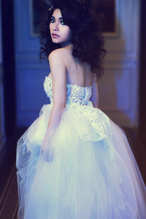 Sử dụng son bóng phủ nhẹ lên trên màu son chính để bờ môi được căng mọng, sexy. Sử dụng son bóng phủ nhẹ lên trên màu son chính để bờ môi được căng mọng, sexy.