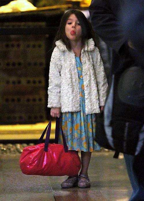 Suri có lẽ là cô bé ghét paparazzi nhất vì cô nhóc luôn bị săn đón chụp ảnh ở khắp nơi. Suri có lẽ là cô bé ghét paparazzi nhất vì cô nhóc luôn bị săn đón chụp ảnh ở khắp nơi.