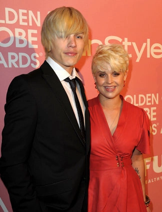 Luke Worrall và Kelly Osbourne nhuộm màu tóc giống hệt nhau, vàng óng và light sáng. Ngoài ra, cả hai còn chải lệch mái và chuốt gel hơi rối để làm tăng thêm vẻ cá tính. Luke Worrall và Kelly Osbourne nhuộm màu tóc giống hệt nhau, vàng óng và light sáng. Ngoài ra, cả hai còn chải lệch mái và chuốt gel hơi rối để làm tăng thêm vẻ cá tính.