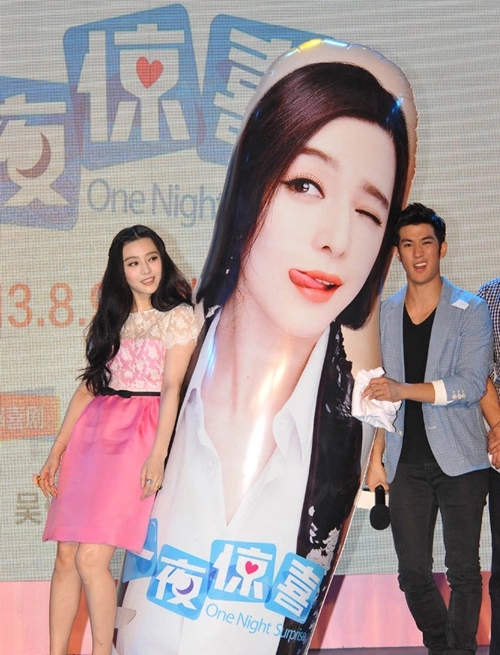 Đôi "đũa lệch" của "One Night Suprise" rất nhí nhảnh trong buổi họp báo. Đôi "đũa lệch" của "One Night Suprise" rất nhí nhảnh trong buổi họp báo.