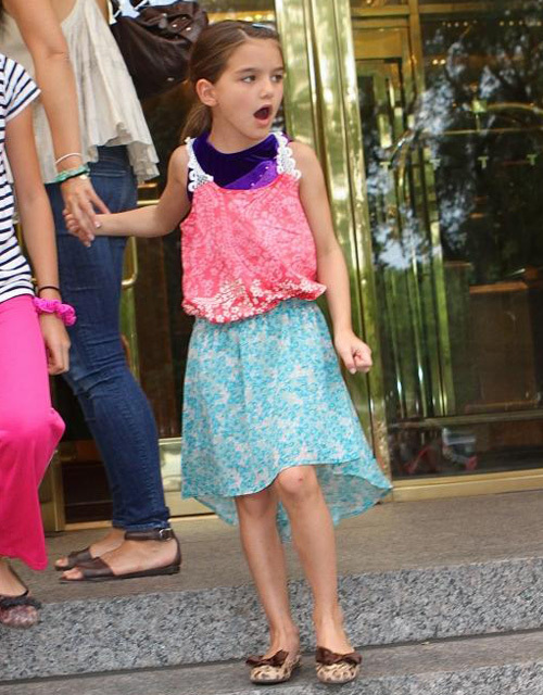 Suri Cruise khó chịu khi nhìn thấy rất người paparazzi đứng chờ bên ngoài. Suri Cruise khó chịu khi nhìn thấy rất người paparazzi đứng chờ bên ngoài.