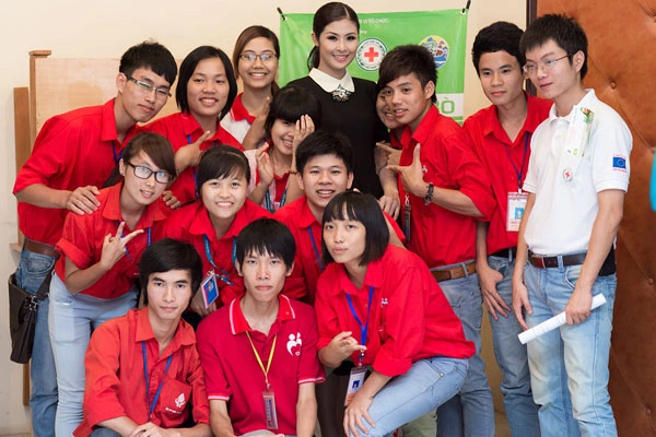 Ngọc Hân chụp ảnh lưu niệm cùng các tình nguyện viên. Ngọc Hân chụp ảnh lưu niệm cùng các tình nguyện viên.
