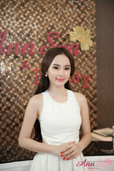 Angela Phương Trinh đã tự tin xuất hiện trước công chúng với làn da trắng hồng, mịn màng. Angela Phương Trinh đã tự tin xuất hiện trước công chúng với làn da trắng hồng, mịn màng.