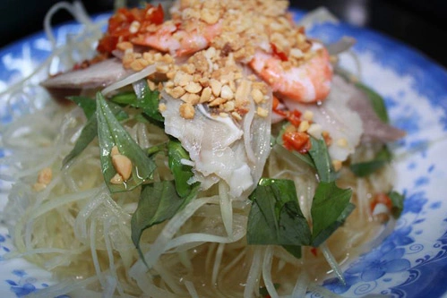 Món nộm đu đủ tôm thịt được xem là món ăn chơi hợp khẩu vị của nhiều người.