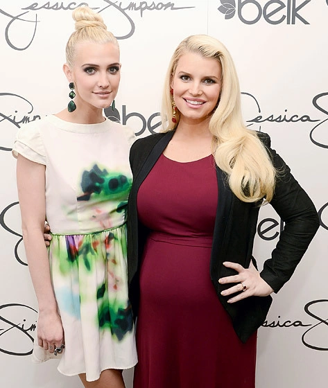 Hai chị em Jessica và Ashlee Simpson cực kỳ thân thiết, gắn bó. Hai chị em Jessica và Ashlee Simpson cực kỳ thân thiết, gắn bó.