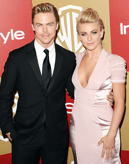 Julianne và anh trai Derek Hough không chỉ gắn bó từ thuở ấu thơ mà còn ở bên nhau trong suốt những năm tháng đầu tiên khởi nghiệp. Julianne và anh trai Derek Hough không chỉ gắn bó từ thuở ấu thơ mà còn ở bên nhau trong suốt những năm tháng đầu tiên khởi nghiệp.
