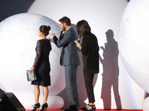 Kết thúc thảm đỏ, anh lên sân khấu giao lưu với người hâm mộ. Kết thúc thảm đỏ, anh lên sân khấu giao lưu với người hâm mộ.