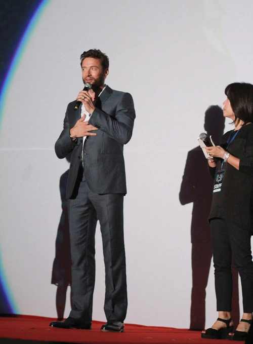 Kết thúc buổi giao lưu, tài tử đặt tay lên ngực mình và nói: Kết thúc buổi giao lưu, tài tử đặt tay lên ngực mình và nói: