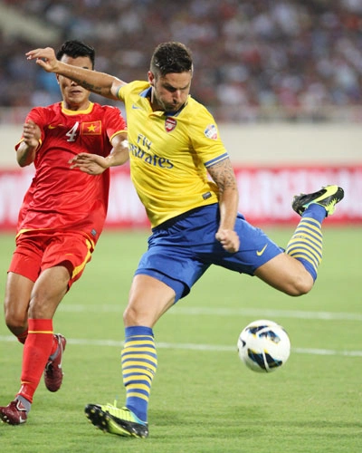 Ngay ở những phút đầu tiên, Giroud tung cú sút chân trái sở trường hạ gục thủ môn Hồng Sơn mở tỷ số trận đấu. Ngay ở những phút đầu tiên, Giroud tung cú sút chân trái sở trường hạ gục thủ môn Hồng Sơn mở tỷ số trận đấu.