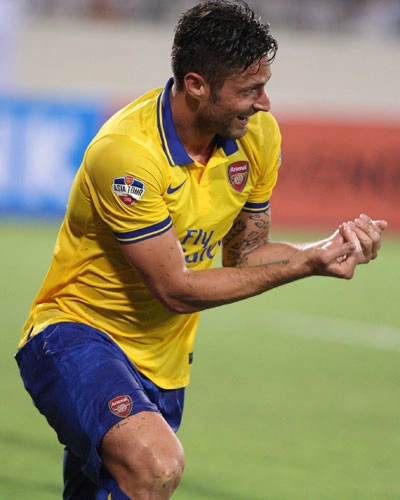 Sau đó, anh hai lần ghi bàn để lập hattrick. Sau đó, anh hai lần ghi bàn để lập hattrick.