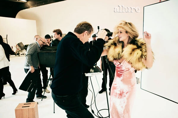 Trong bộ ảnh dành riêng cho Allure, Kate Moss nhờ đến nhiếp ảnh gia Mario Testino, người đã làm việc cùng cô hơn 20 năm và luôn xem Kate là "nàng thơ" của riêng mình. Trong bộ ảnh dành riêng cho Allure, Kate Moss nhờ đến nhiếp ảnh gia Mario Testino, người đã làm việc cùng cô hơn 20 năm và luôn xem Kate là "nàng thơ" của riêng mình.