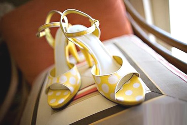 Sandal màu vàng chấm bi năng động. Sandal màu vàng chấm bi năng động.