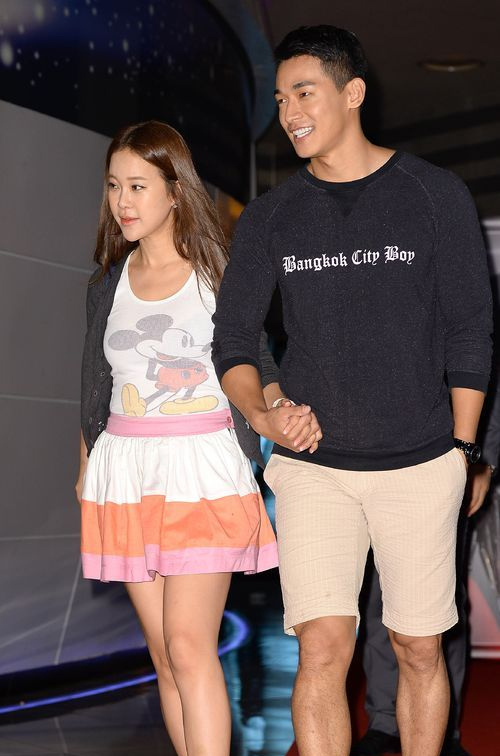 Vợ chồng Baek Ji Young tay trong tay tới xem phim. Sau cú sốc sảy thai, dường như nữ hoàng nhạc phim xứ Hàn đã lấy lại tinh thần. Vợ chồng Baek Ji Young tay trong tay tới xem phim. Sau cú sốc sảy thai, dường như nữ hoàng nhạc phim xứ Hàn đã lấy lại tinh thần.
