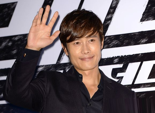 Lee Byung Hun góp mặt trong buổi chiếu VIP "Red 2", một tác phẩm điện ảnh Lee Byung Hun góp mặt trong buổi chiếu VIP "Red 2", một tác phẩm điện ảnh