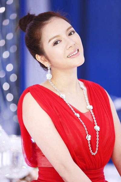 Tóc búi thường thể hiện nét tinh nghịch, năng động và khỏe khoắn. Lý Nhã Kỳ thường kết hợp trang phục cầu kỳ, bắt mắt khi kết hợp với kiểu tóc đơn giản này. Tóc búi thường thể hiện nét tinh nghịch, năng động và khỏe khoắn. Lý Nhã Kỳ thường kết hợp trang phục cầu kỳ, bắt mắt khi kết hợp với kiểu tóc đơn giản này.