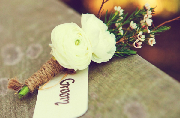 Hoa cài áo của chú rể nam tính với sợi dây thừng trang trí. Hoa cài áo của chú rể nam tính với sợi dây thừng trang trí.