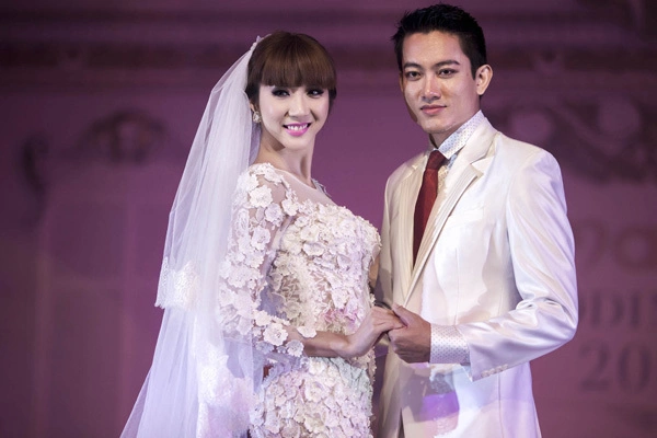 Cả hai trông như đôi tân lang, tân nương thực thụ. Gần đây, Lê Trung Cương đi diễn thời trang thường xuyên hơn so với một vài năm trước. Anh còn sắp sửa tung album ca nhạc sau thành công từ 'Cặp đôi hoàn hảo'. Cả hai trông như đôi tân lang, tân nương thực thụ. Gần đây, Lê Trung Cương đi diễn thời trang thường xuyên hơn so với một vài năm trước. Anh còn sắp sửa tung album ca nhạc sau thành công từ 'Cặp đôi hoàn hảo'.