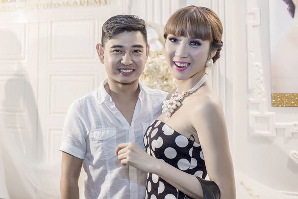 Trước đó, cô đến từ sớm để được chuyên gia trang điểm Huỳnh Lợi làm đẹp. Ngoài đời, họ cũng là bạn thân của nhau. Trước đó, cô đến từ sớm để được chuyên gia trang điểm Huỳnh Lợi làm đẹp. Ngoài đời, họ cũng là bạn thân của nhau.