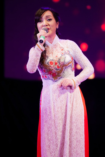 Ca sĩ Hạ Vân gây bất ngờ với giọng hát ngọt ngào, sâu lắng không tì vết. Cô thể hiện ca khúc 'Ai cho tôi tình yêu'. Ca sĩ Hạ Vân gây bất ngờ với giọng hát ngọt ngào, sâu lắng không tì vết. Cô thể hiện ca khúc 'Ai cho tôi tình yêu'.