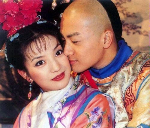 Tình yêu rất đẹp của cô nàng Hoàn châu Cách cách tinh nghịch và chàng Ngũ A ca Vĩnh Kỳ trong "Hoàn châu Cách cách" được Triệu Vy và Tô Hữu Bằng thể hiện chân thực đến nỗi fan đều mong họ thành một cặp ngoài đời thực. Tình yêu rất đẹp của cô nàng Hoàn châu Cách cách tinh nghịch và chàng Ngũ A ca Vĩnh Kỳ trong "Hoàn châu Cách cách" được Triệu Vy và Tô Hữu Bằng thể hiện chân thực đến nỗi fan đều mong họ thành một cặp ngoài đời thực.
