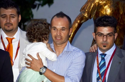 Iniesta bế cô con gái hơn 2 tuổi trong buổi lễ ra mắt tượng mình tại quê nhà. Iniesta bế cô con gái hơn 2 tuổi trong buổi lễ ra mắt tượng mình tại quê nhà.