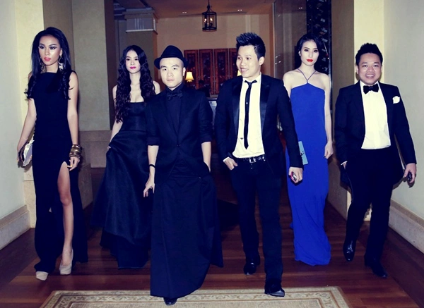 Nhà thiết kế Đỗ Mạnh Cường gây bất ngờ khi diện váy đi dự tiệc. Nhà thiết kế Đỗ Mạnh Cường gây bất ngờ khi diện váy đi dự tiệc.