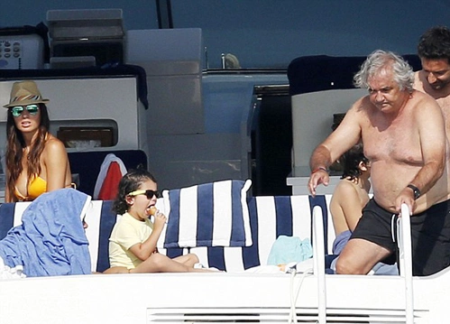 Là tỷ phú, ông Flavio Briatore có thể tới bất kỳ địa điểm nghỉ mát sang trọng, đắt tiền nào trên thế giới một cách dễ dàng nhưng cựu chủ tịch đội đua xe Renault chọn Porto Cervo, nơi nghỉ mát ở quê nhà Italy, để thư giãn. Là tỷ phú, ông Flavio Briatore có thể tới bất kỳ địa điểm nghỉ mát sang trọng, đắt tiền nào trên thế giới một cách dễ dàng nhưng cựu chủ tịch đội đua xe Renault chọn Porto Cervo, nơi nghỉ mát ở quê nhà Italy, để thư giãn.