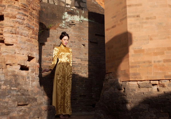 Lận đận trong tình cảm khiến Hoàng Điệp rất buồn. Cô tìm quên bằng việc xuất ngoại, trau dồi vốn tiếng Anh. Lận đận trong tình cảm khiến Hoàng Điệp rất buồn. Cô tìm quên bằng việc xuất ngoại, trau dồi vốn tiếng Anh.