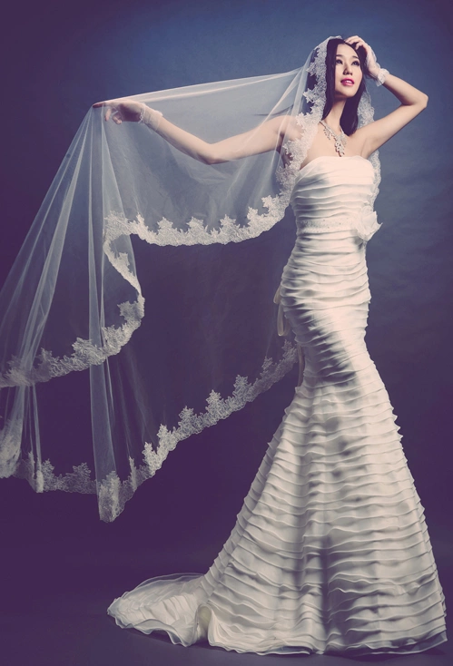 Những đường xếp ly ngang tạo cảm giác chuyển động cho chiếc váy. Những đường xếp ly ngang tạo cảm giác chuyển động cho chiếc váy.