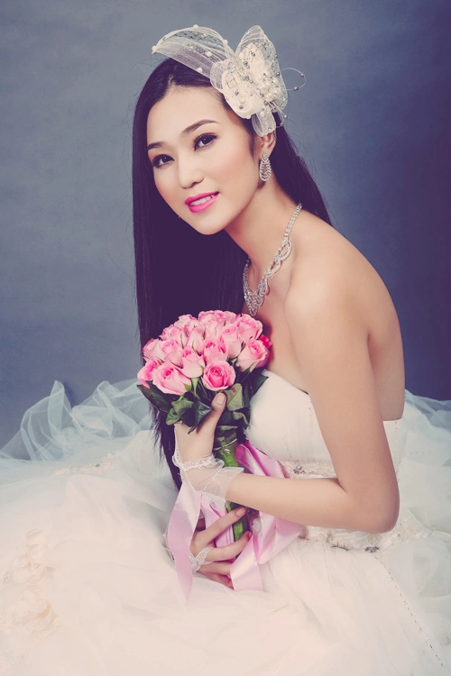 Đường kẻ nhũ trắng ở lòng trong mí mắt dưới sẽ tạo cảm giác đôi mắt to, tròn. Trong trường hợp mắt bị nhỏ, cô dâu có thể sử dụng kính giãn tròng. Đường kẻ nhũ trắng ở lòng trong mí mắt dưới sẽ tạo cảm giác đôi mắt to, tròn. Trong trường hợp mắt bị nhỏ, cô dâu có thể sử dụng kính giãn tròng.