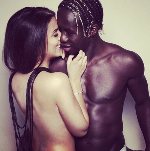 Bacary Sagna và cô vợ xinh đẹp quyến rũ từng có những shot hình táo bạo, nóng bỏng.