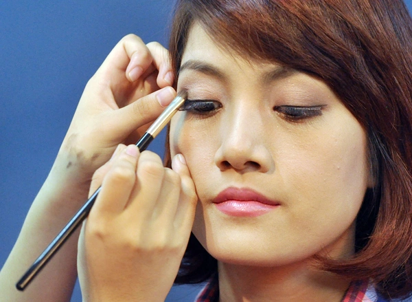 Với đôi mắt đã bị quầng thâm và sâu, nên sử dụng tông màu tươi sáng để đem lại sự trẻ trung Với đôi mắt đã bị quầng thâm và sâu, nên sử dụng tông màu tươi sáng để đem lại sự trẻ trung
