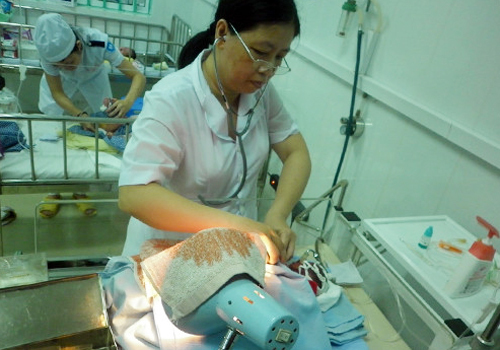 Con chị Quy đang được các bác sĩ bệnh viện Nhi Quảng Nam chăm sóc đặc biệt.