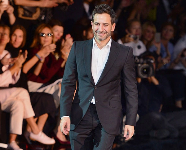 Marc Jacobs chào khán giả tại show diễn Louis Vuitton trước khi rời nhà mốt năm 2013