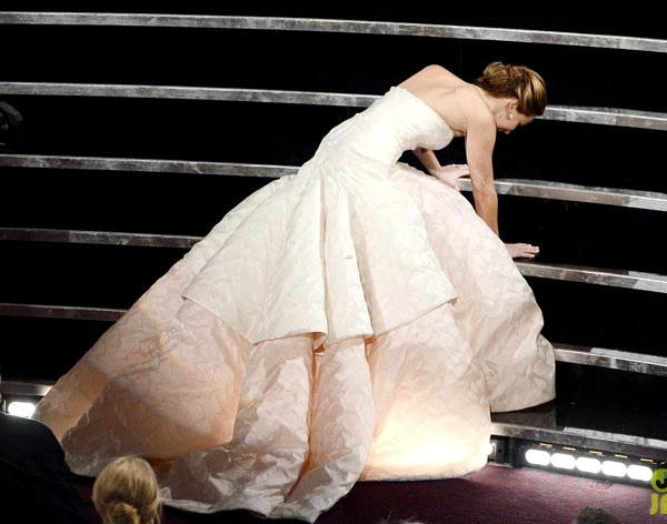 Jennifer-Lawrence-falls-Oscar-3870-1889-